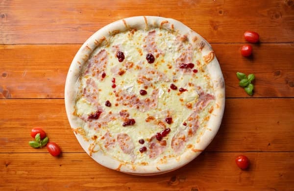 30. Pizza Formaggio Locale