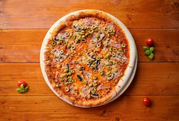 7. Pizza Al Prosciutto di Oliva