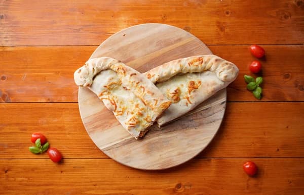 9. Calzone (plněná)